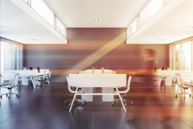 Şık gri ofiste yürüyen adam