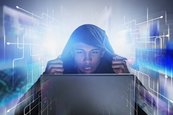 Jeune hacker, codage et protection des données — Photo