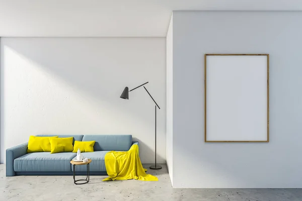 Biały pokój dzienny z kanapą i pionowym plakatem — Zdjęcie stockowe
