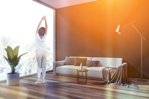 Mujer en salón gris panorámico — Foto de Stock