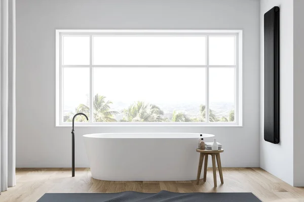 욕조가있는 흰색과 나무 욕실 인테리어 — 스톡 사진