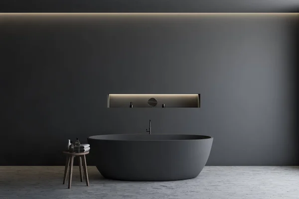 Interior gris baño con bañera y estante — Foto de Stock