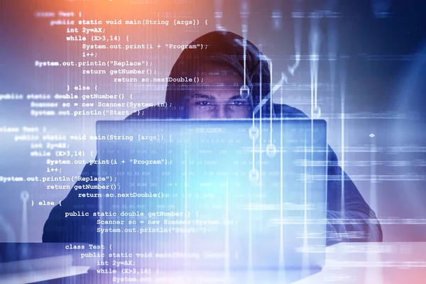 Jonge hacker werken met laptop, code — Stockfoto