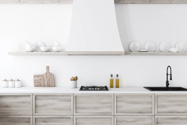 Cozinha branca com bancadas de madeira — Fotografia de Stock