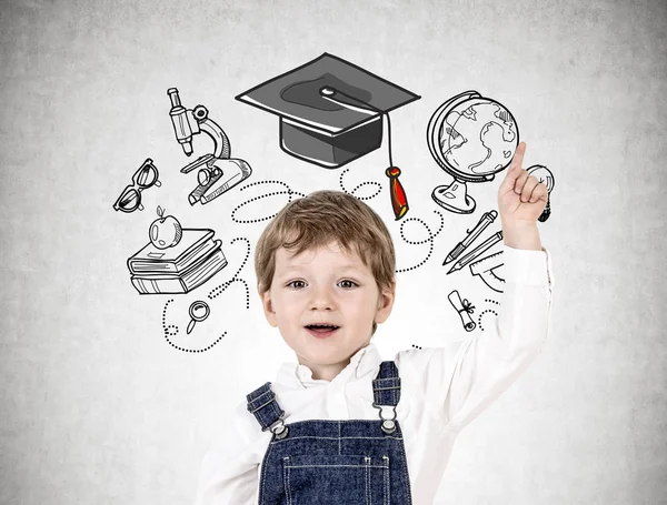 Schattige kleine jongen wijzend, onderwijs schets — Stockfoto