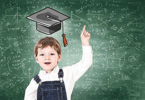 Schattige kleine jongen in de buurt van Blackboard met formules — Stockfoto