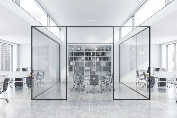 白いオフィスのガラス会議室 — ストック写真