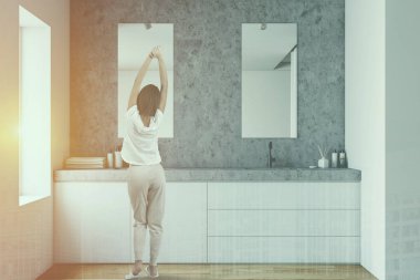 Lavabo ile beyaz ve taş banyo kadın