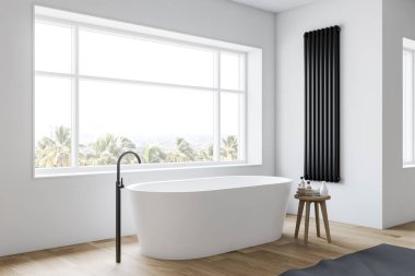 Lüks beyaz banyoda küvet