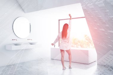 Beyaz banyo köşesinde kadın