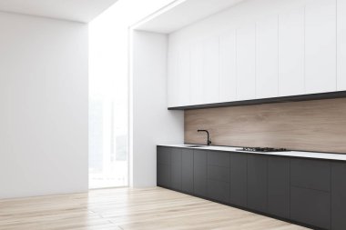 Gri tezgahlı minimalist mutfak köşesi