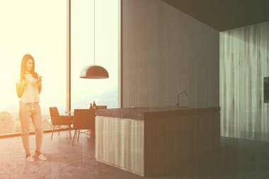 Ada ve masa ile modern mutfakta Kadın