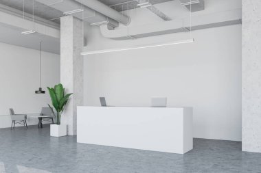 Endüstriyel tarzda beyaz ofis resepsiyonu