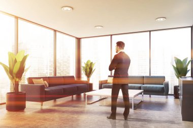 Mavi ofis bekleme odasında adam