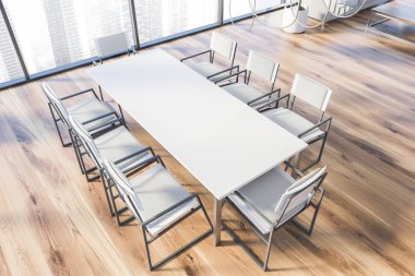 Beyaz sandalyeli toplantı odasının üst görünümü