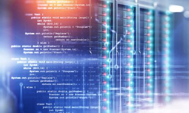Sunucu odası arka planı üzerindeki kod satırları
