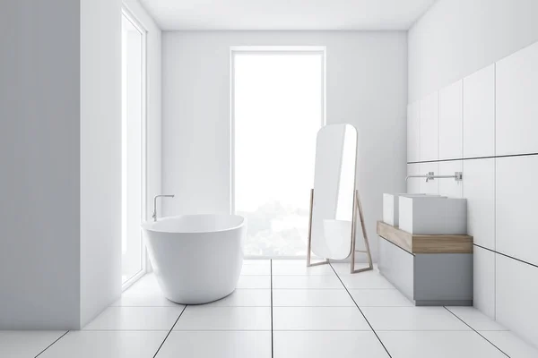 Białe kafelki łazienka wnętrze z lustrem — Zdjęcie stockowe