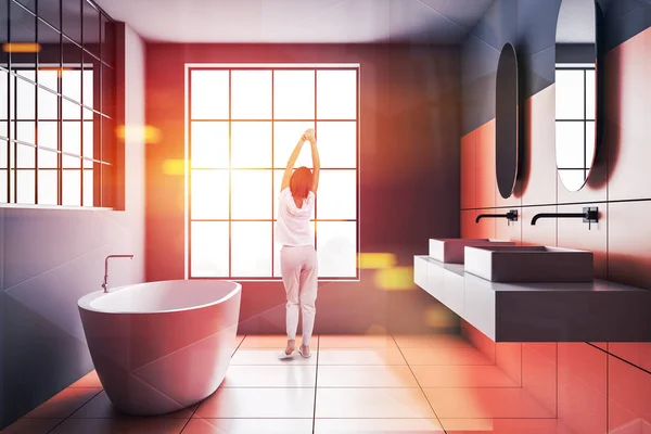 Jovem mulher no banheiro laranja e cinza — Fotografia de Stock