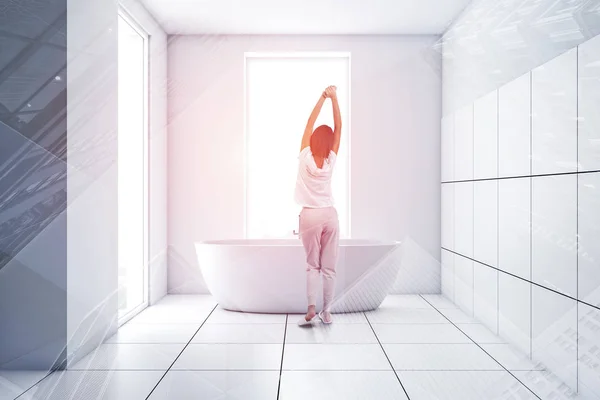Žena v minimalistickém bílém dlaždicově koupelně — Stock fotografie