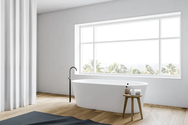 Coin salle de bain blanc et bois avec baignoire — Photo