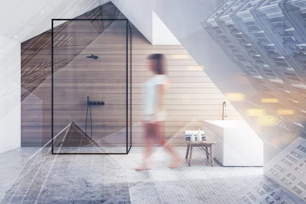 Mujer caminando en baño de madera con ducha — Foto de Stock