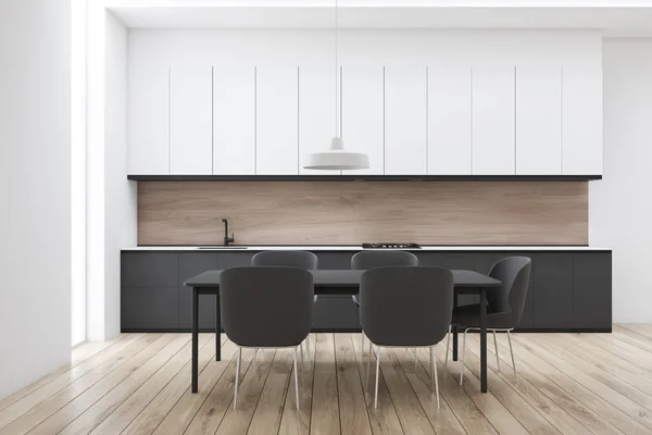 Interior de cozinha de madeira com cadeiras cinza — Fotografia de Stock