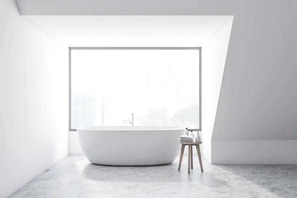 Panoramatický bílý interiér koupelny s vanou — Stock fotografie