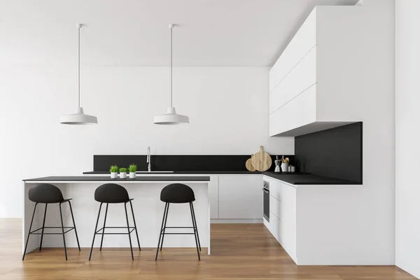Witte keuken interieur met bar en krukken — Stockfoto