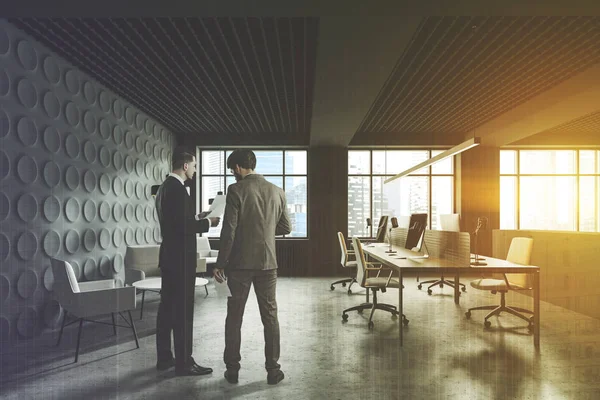Два бізнесмени в сірому офісі з лаунжем — стокове фото