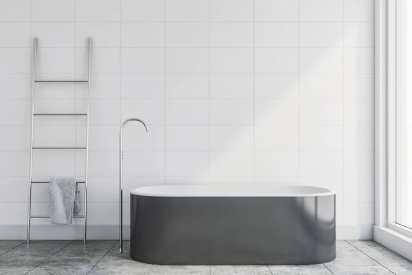 욕조와 사다리와 흰색 타일 욕실 인테리어 — 스톡 사진