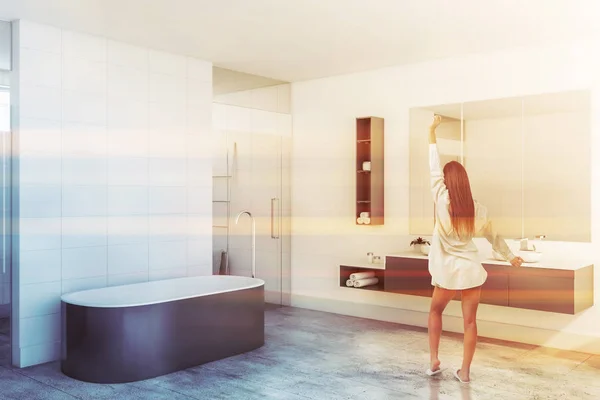 Mujer en moderno baño blanco — Foto de Stock