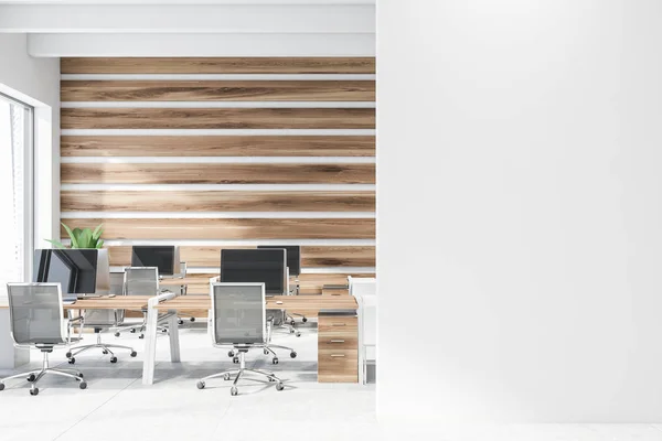 Современный деревянный офис с макетом стены — стоковое фото