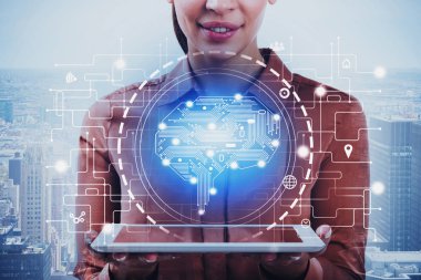 Şehirde tabletli kadın, beyin hologramı