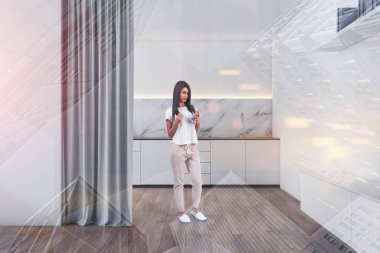 Tezgah ile beyaz mutfakta kadın