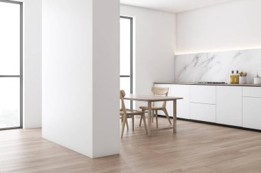 Mermer ve beyaz mutfak köşesi, sayaç ve masa