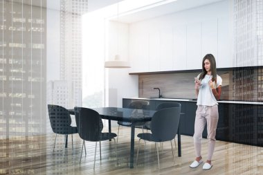 Yemek masası ile mutfak köşesinde Kadın