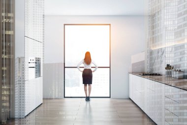 Tezgah ile beyaz mutfakta kadın