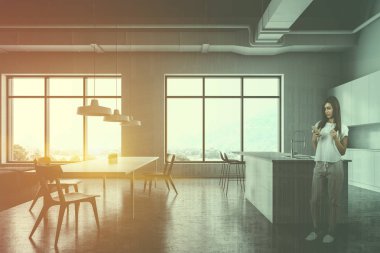 Bar ve masa ile beyaz mutfakta Kadın