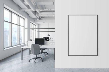 Posterli beyaz çatı açık uzay ofisi