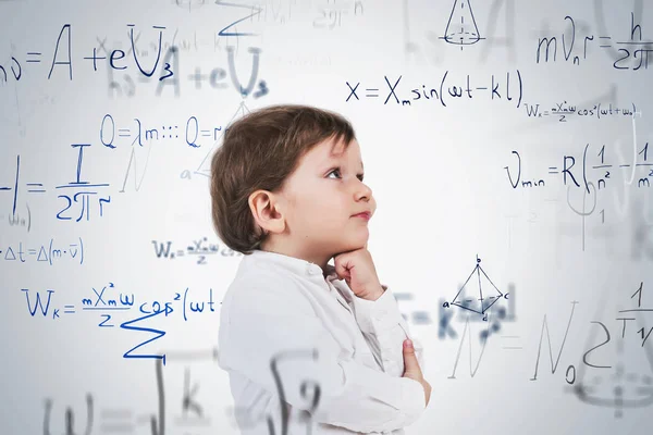 Kleine jongen denken, moeilijke formules — Stockfoto