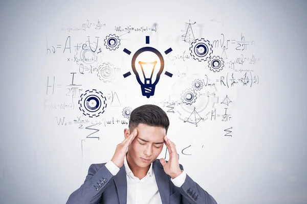 Estressado asiático homem pensando sobre fórmulas — Fotografia de Stock