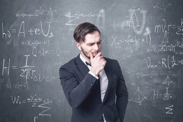 数式で黒板の近くにペンシブひげの男 — ストック写真