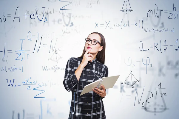 Nachdenkliches Teenie-Mädchen mit Brille, Formeln — Stockfoto