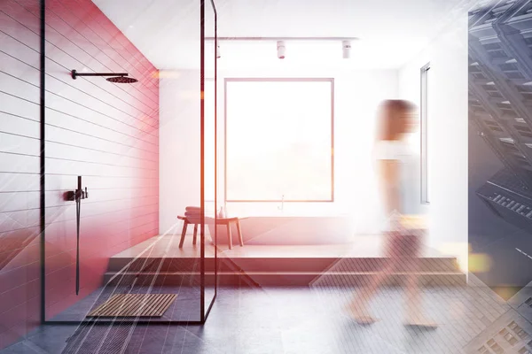 シャワー付きの赤いバスルームを歩く女性 — ストック写真