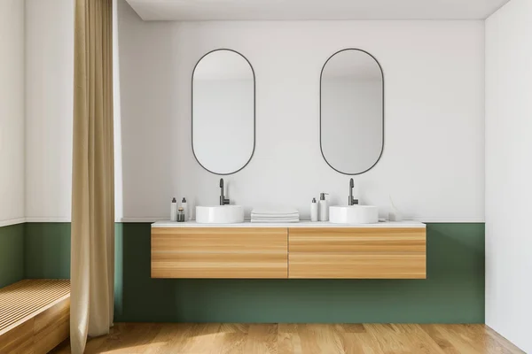 Біло-зелена ванна кімната з подвійною раковиною — стокове фото