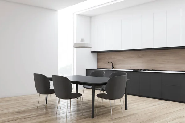 Houten keukenhoek met grijze stoelen — Stockfoto