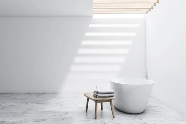 Amplio baño blanco con bañera —  Fotos de Stock