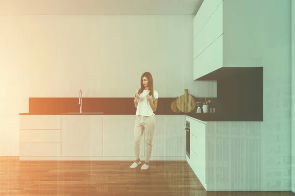 Mujer en cocina blanca con encimeras —  Fotos de Stock