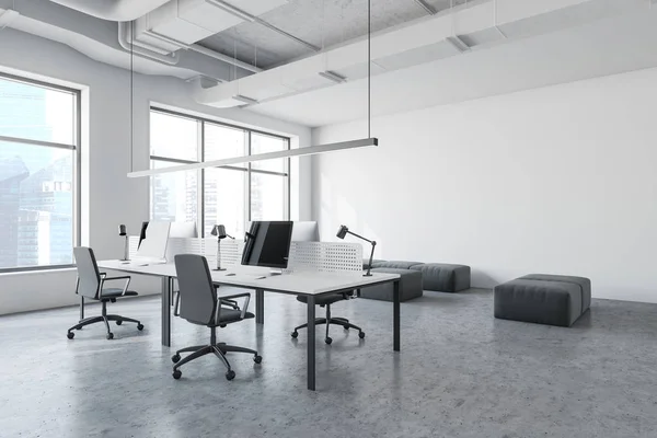 Белый офис в индустриальном стиле с логотипом — стоковое фото