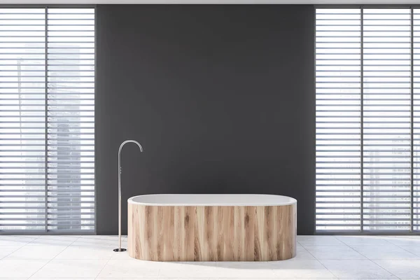 Интерьер серой ванной комнаты с деревянной ванной — стоковое фото